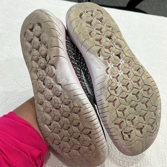 Nike free RN fly it black and pink shoes,mixed size pair left 6.5, right 6 - Picture 8 of 10